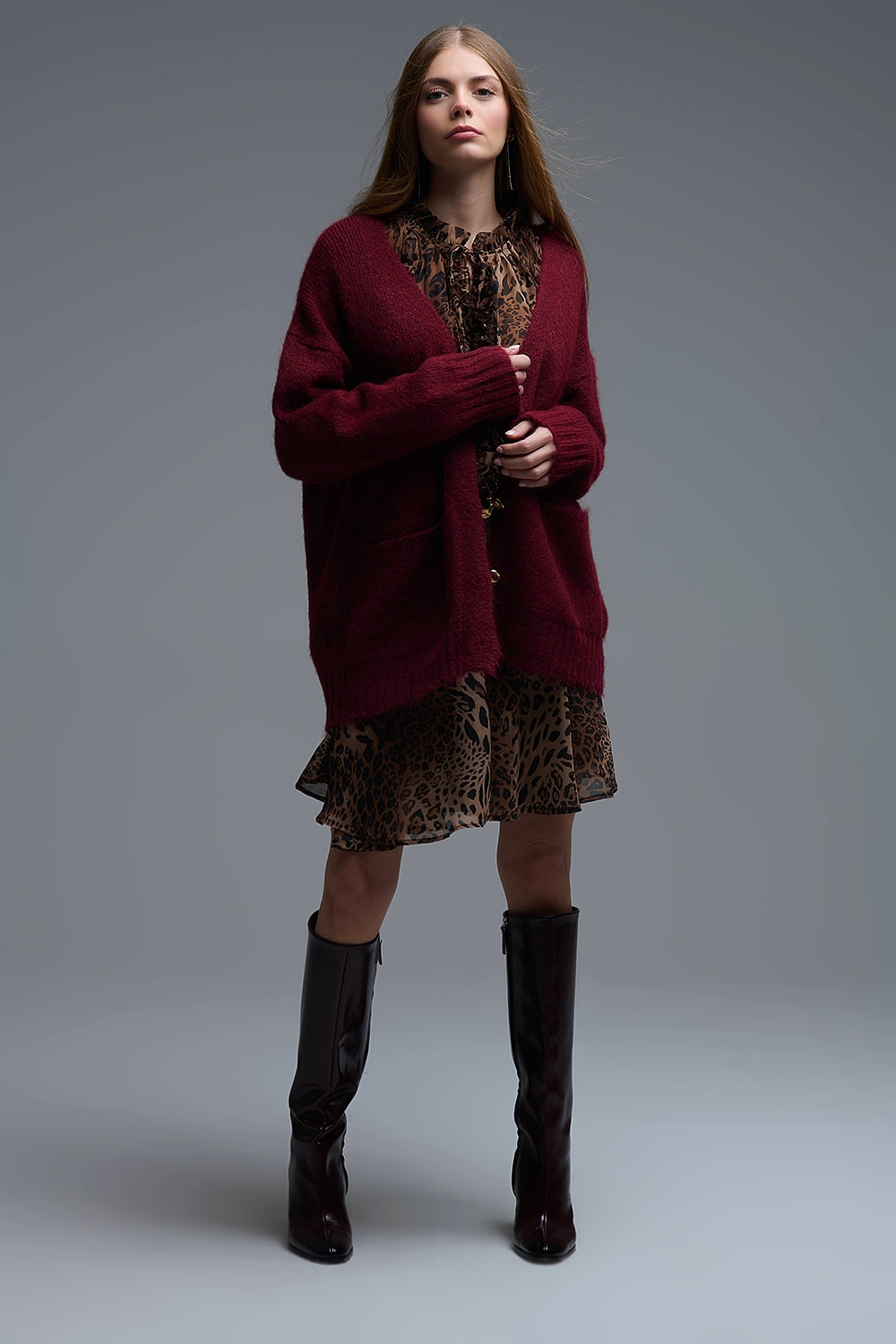 Cardigan surdimensionné en bordeaux avec boutons et poches dorés