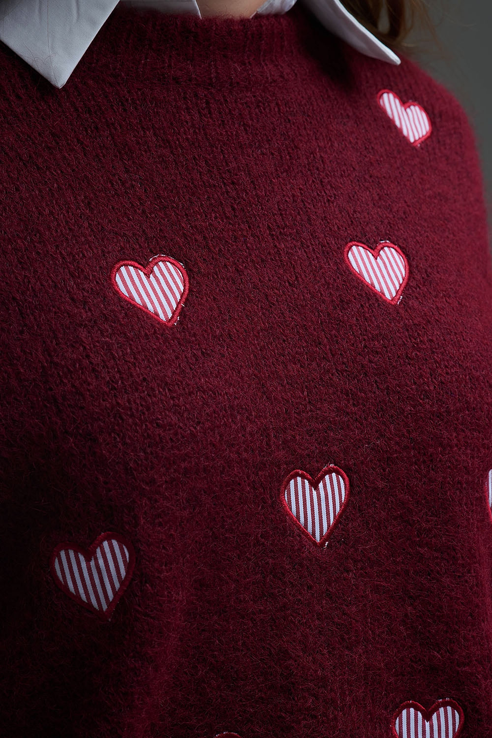 Pull à col ras du cou et cœurs rayés
