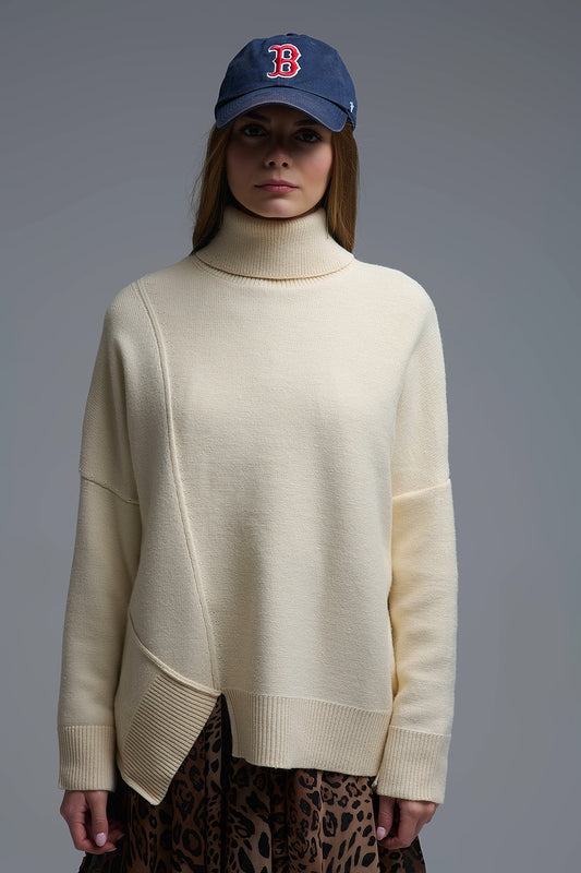 Pull à col roulé asymétrique en tricot doux beige