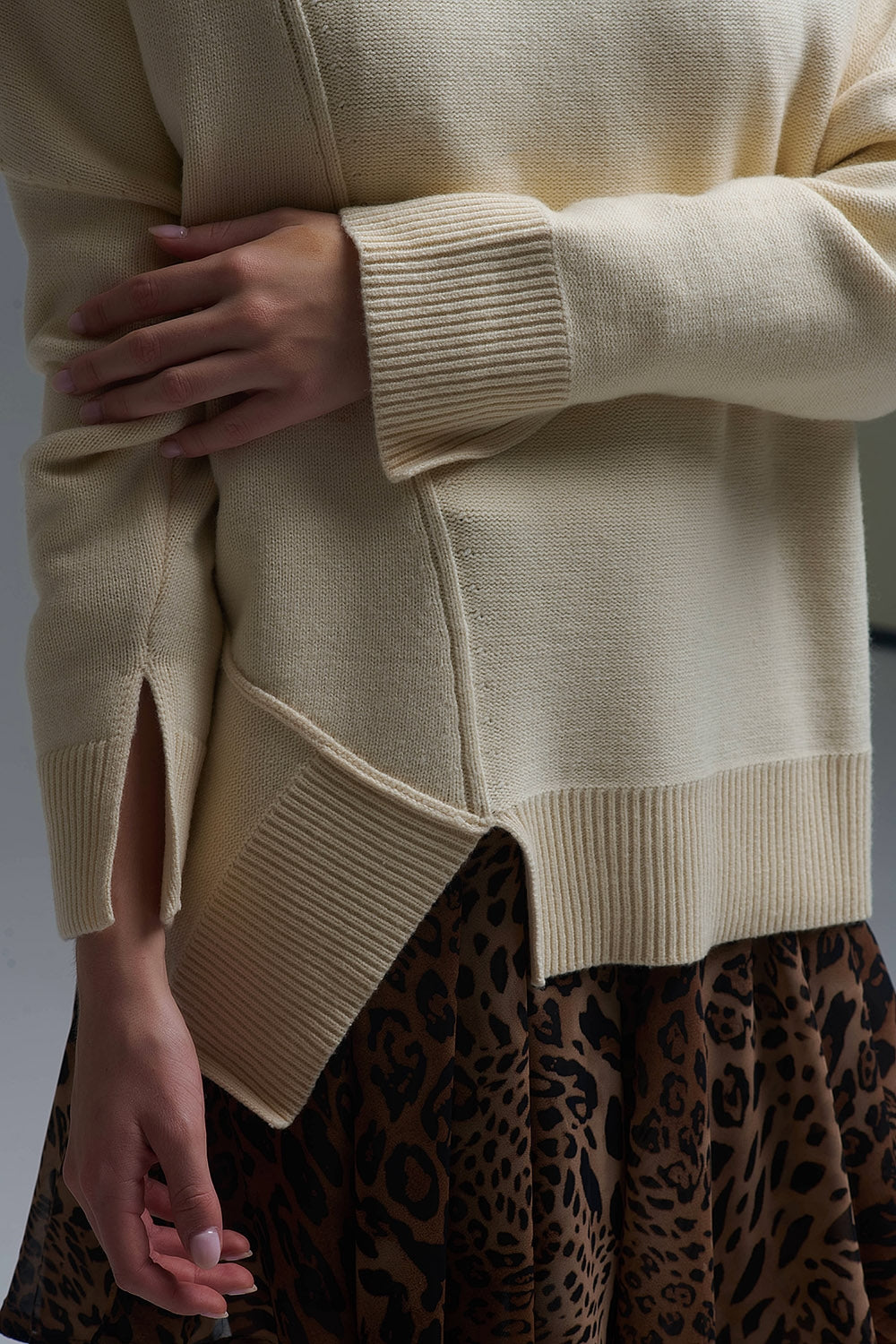 Pull à col roulé asymétrique en tricot doux beige