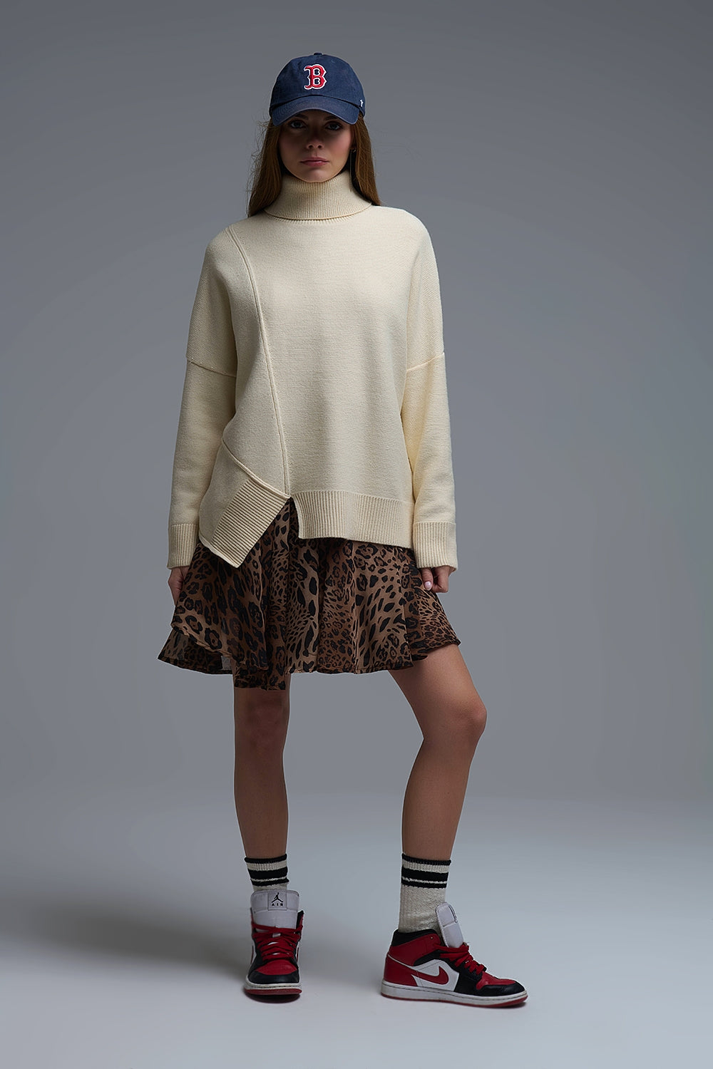 Pull à col roulé asymétrique en tricot doux beige