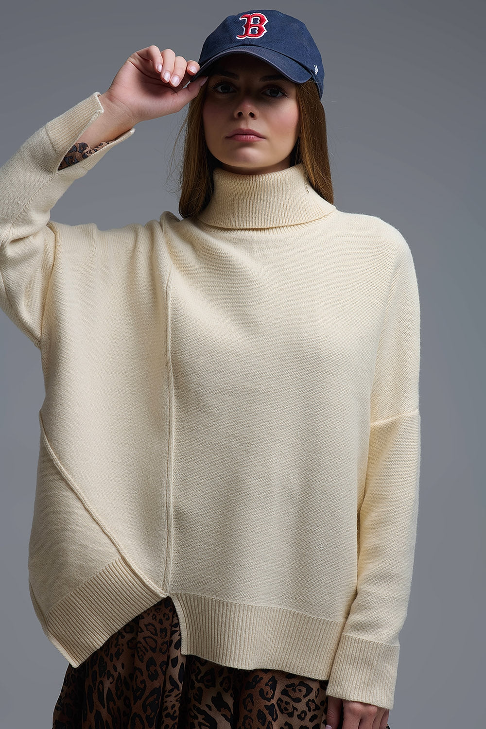 Pull à col roulé asymétrique en tricot doux beige