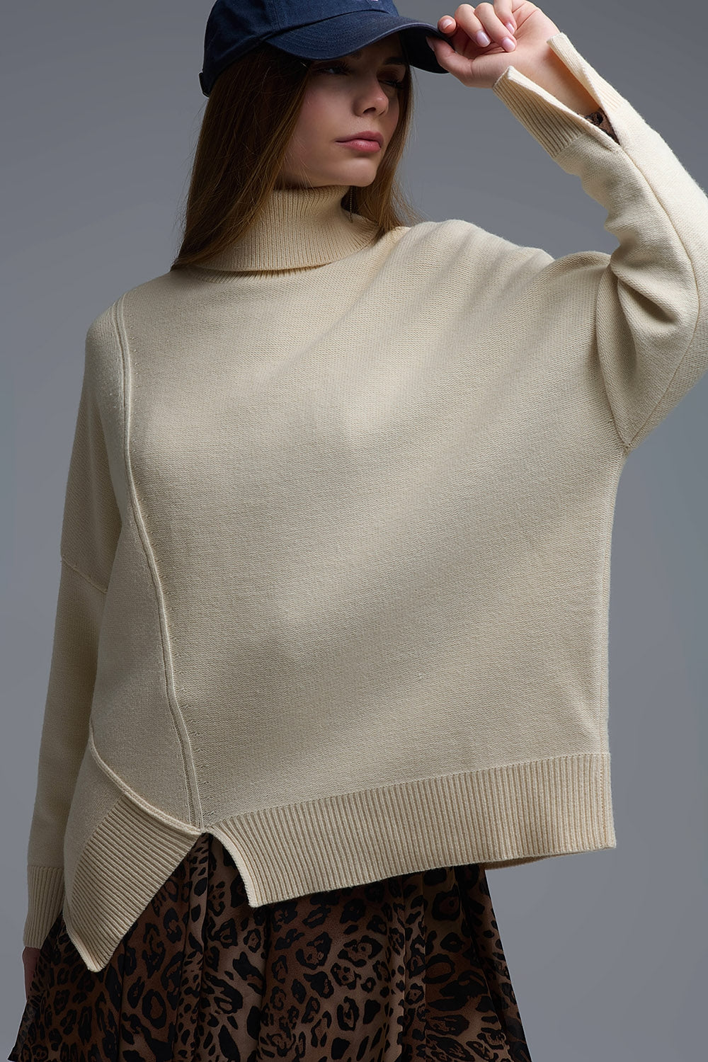 Pull à col roulé asymétrique en tricot doux beige