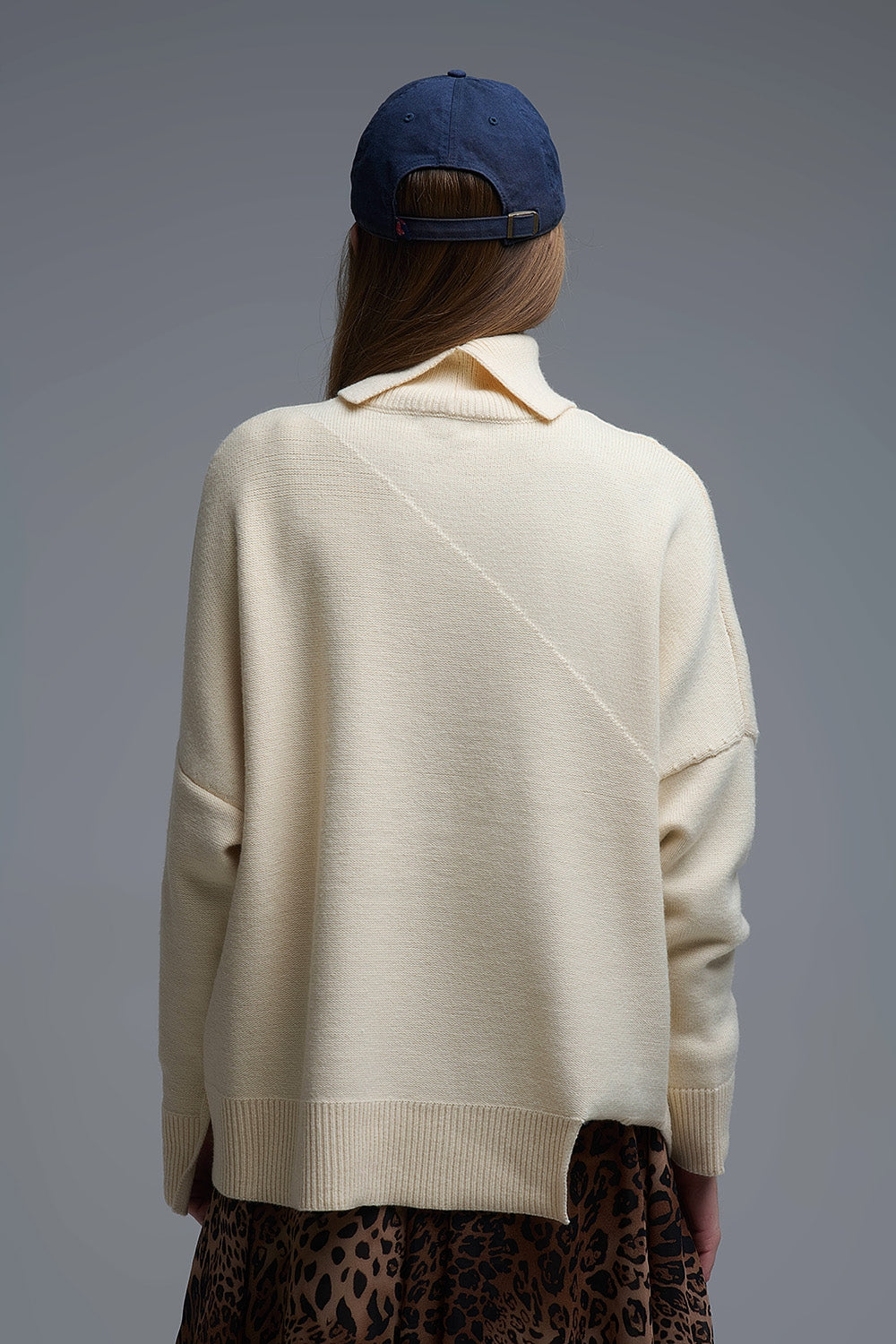 Pull à col roulé asymétrique en tricot doux beige