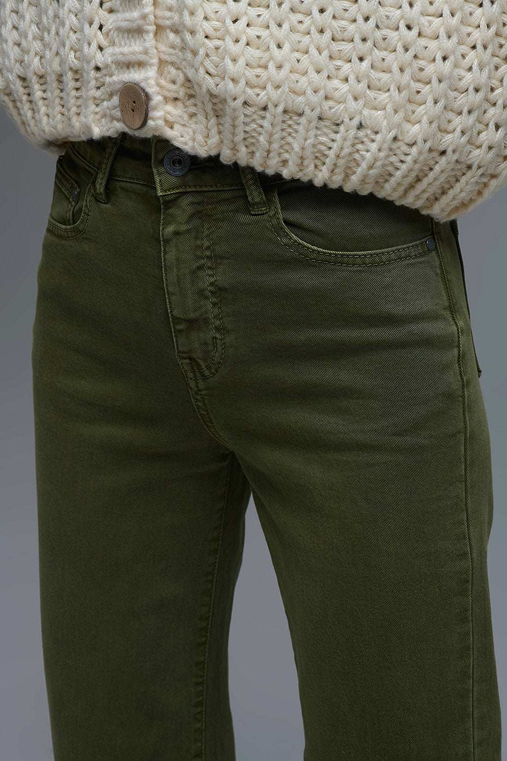 Jean court à jambe large en vert olive