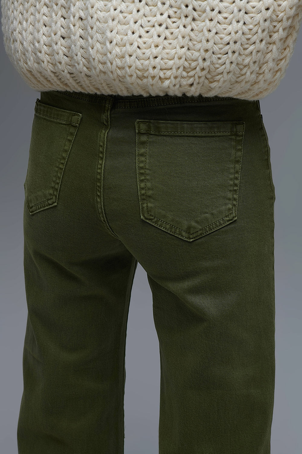 Jean court à jambe large en vert olive
