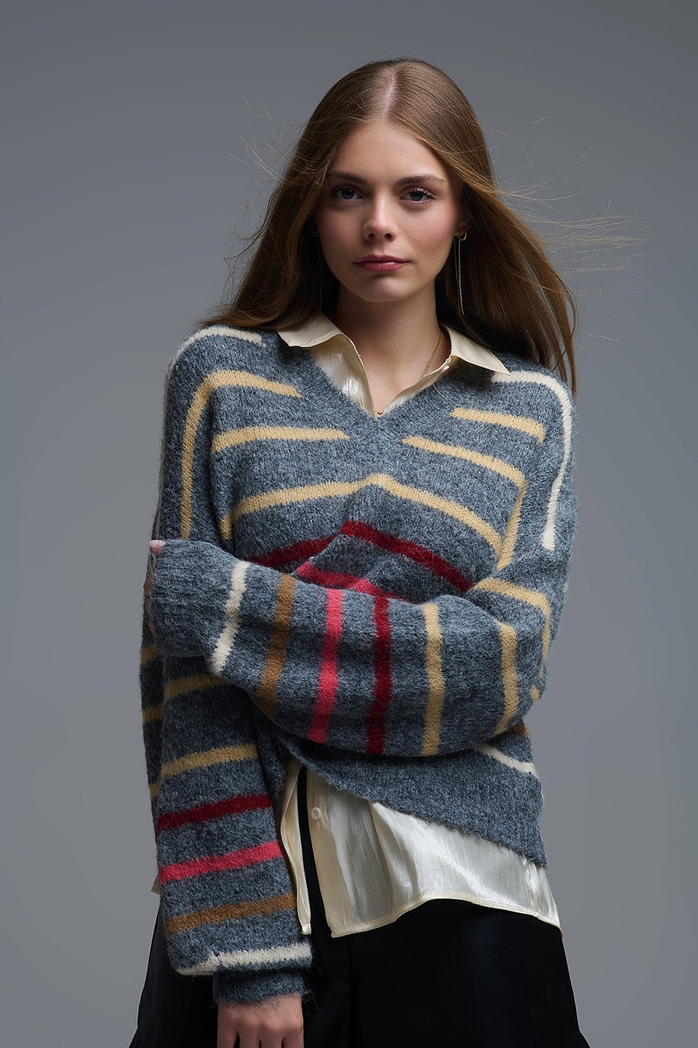 Pull ample gris à rayures multicolores