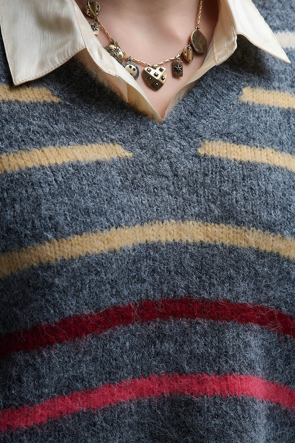 Pull ample gris à rayures multicolores