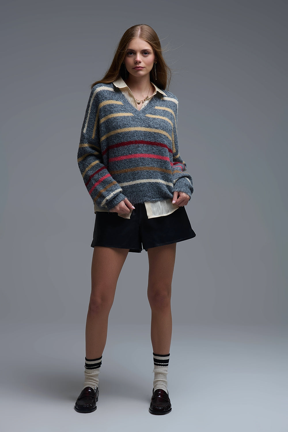 Pull ample gris à rayures multicolores