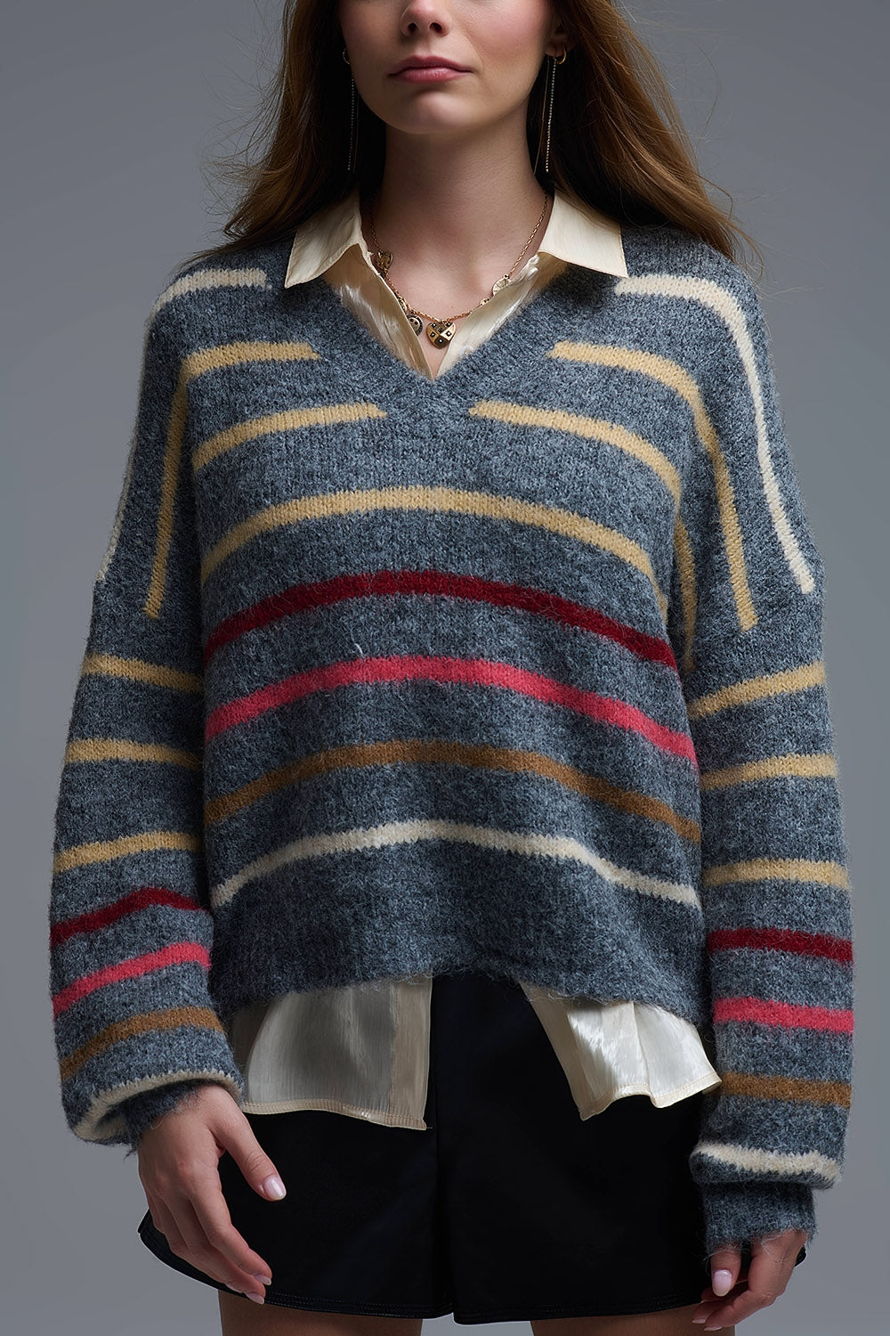 Pull ample gris à rayures multicolores