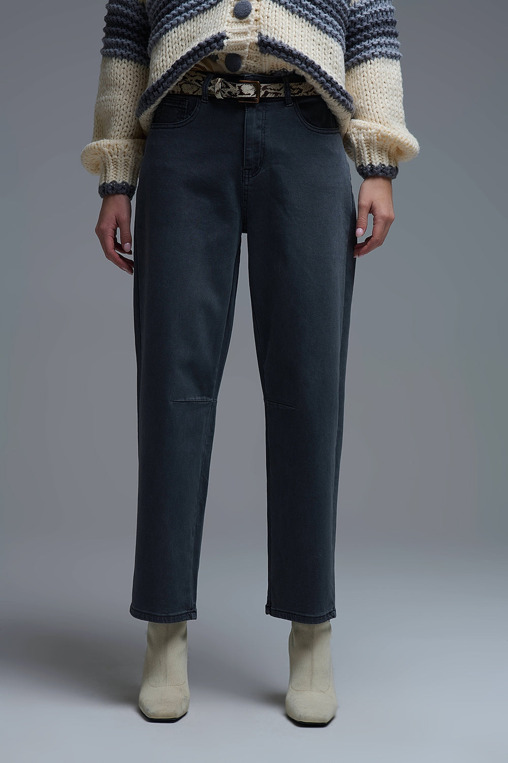 Jean stretch confortable avec jambe en tonneau en gris