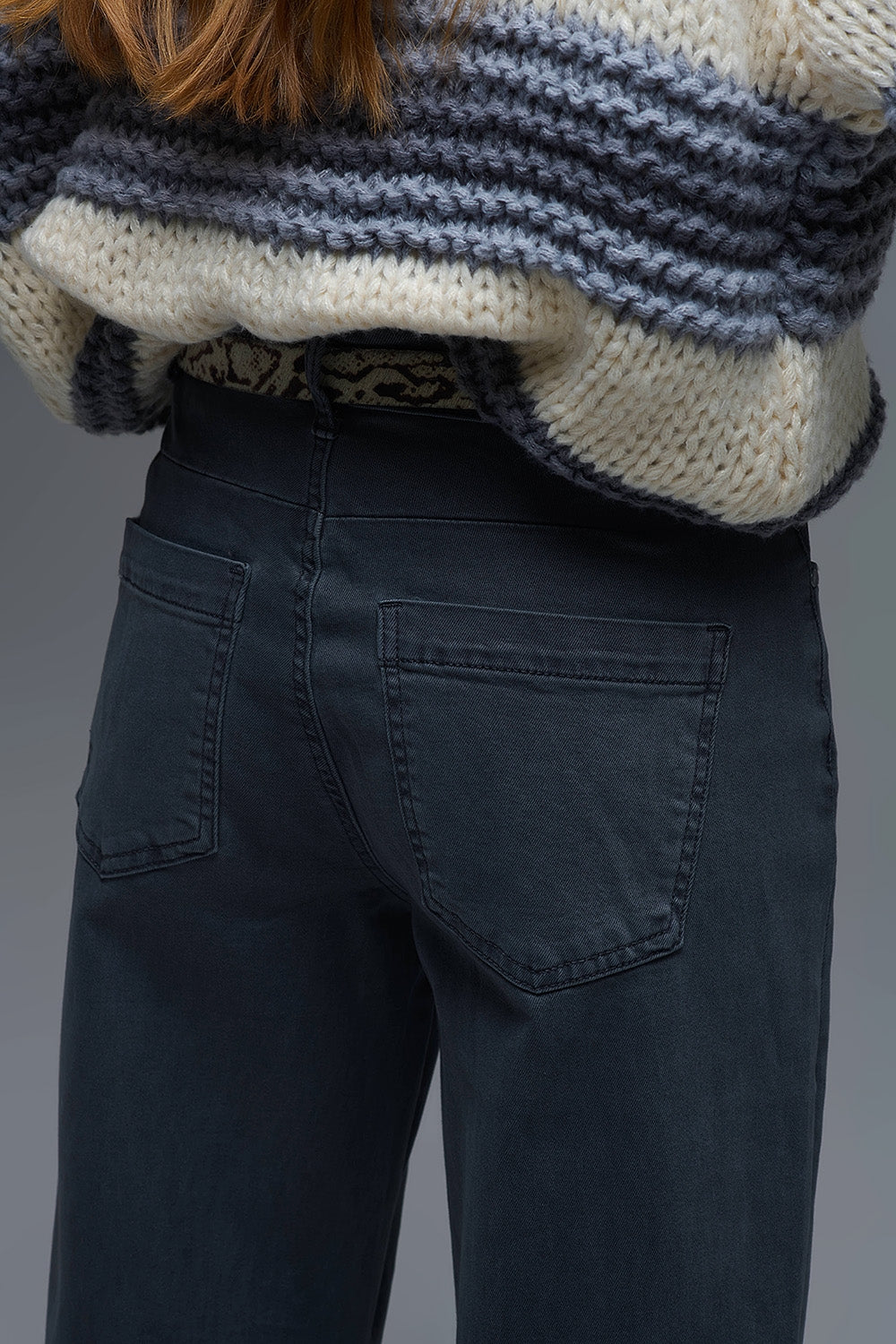 Jean stretch confortable avec jambe en tonneau en gris