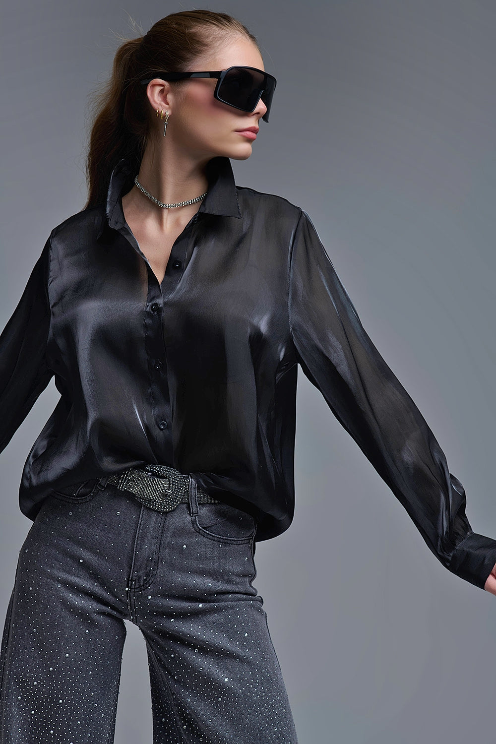 Chemise noire élégante en satin de soie