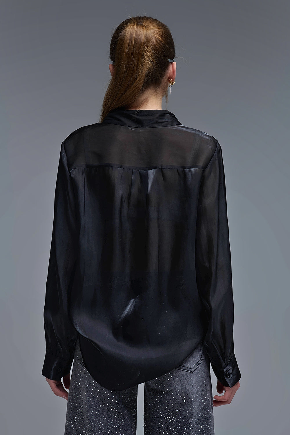 Chemise noire élégante en satin de soie
