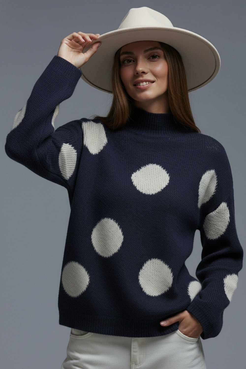 Pull à col haut à pois et manches cloche en bleu marine