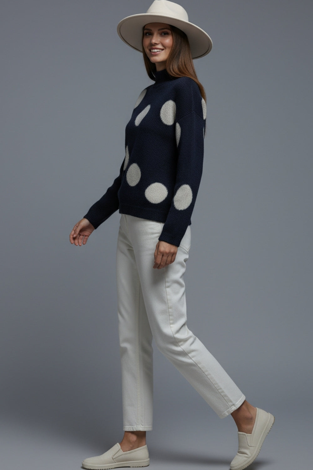 Pull à col haut à pois et manches cloche en bleu marine