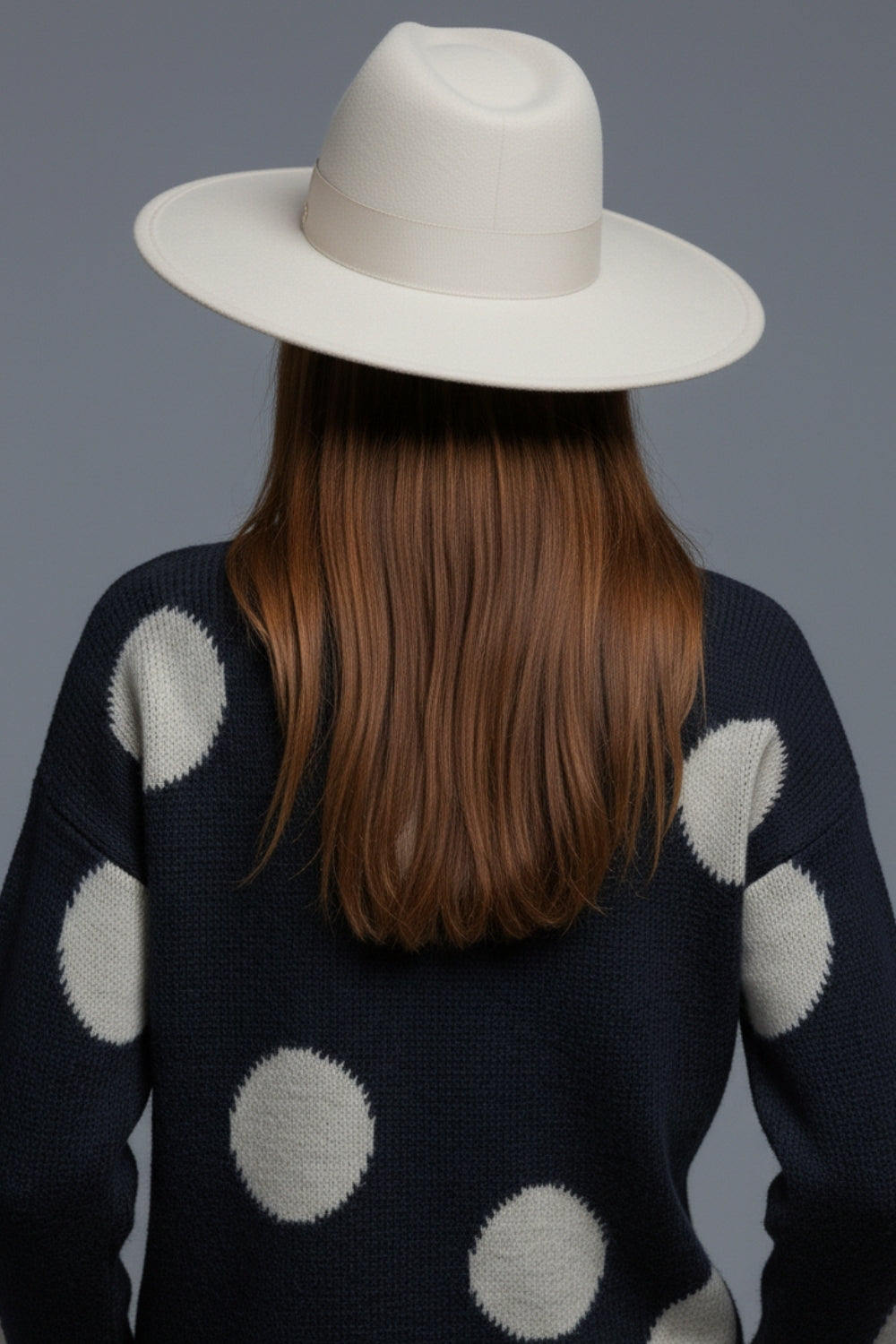 Pull à col haut à pois et manches cloche en bleu marine