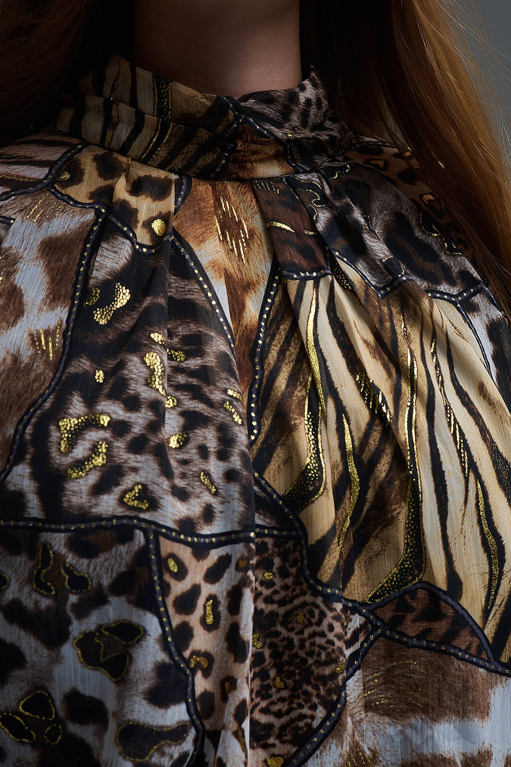 chemise en mousseline de soie à imprimé animalier et détails dorés