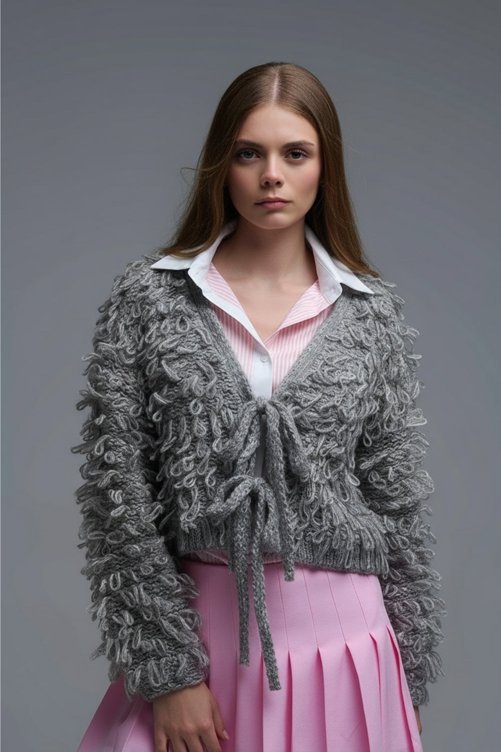 Gilet court beige en grosse maille col en V et fermeture à nouer sur le devant