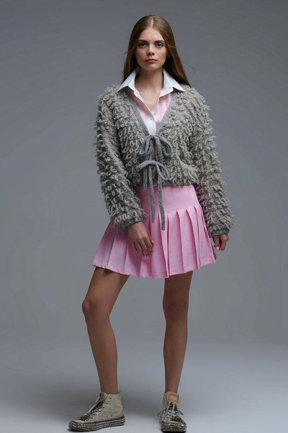 Gilet court beige en grosse maille col en V et fermeture à nouer sur le devant