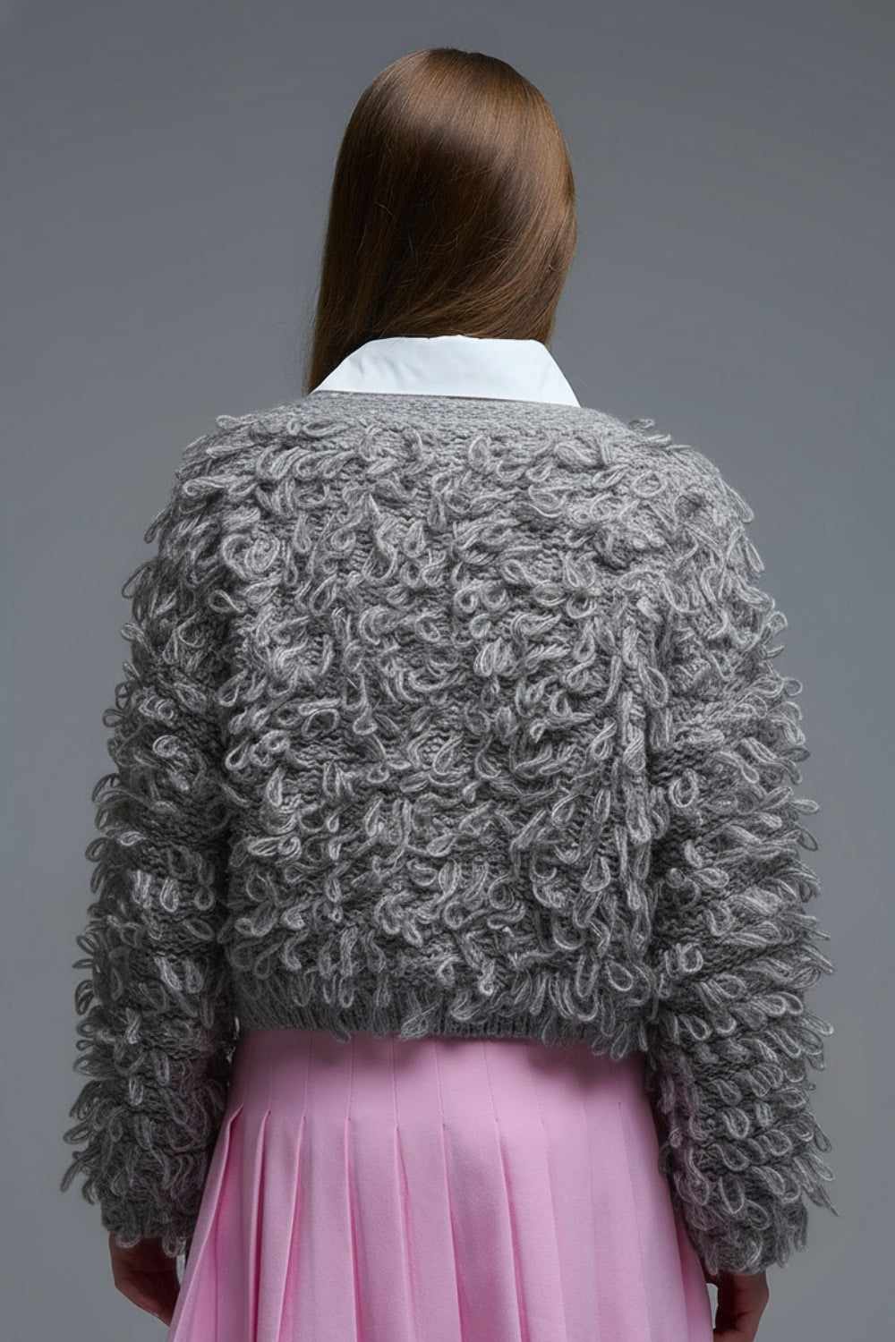 Gilet court beige en grosse maille col en V et fermeture à nouer sur le devant