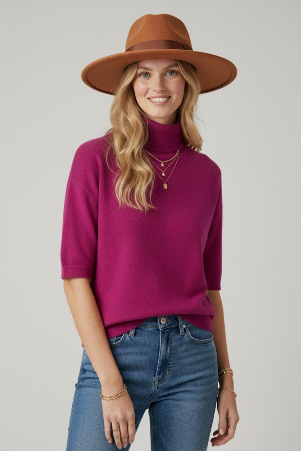 Pull en maille fine fucsia à col montant et manches coudées