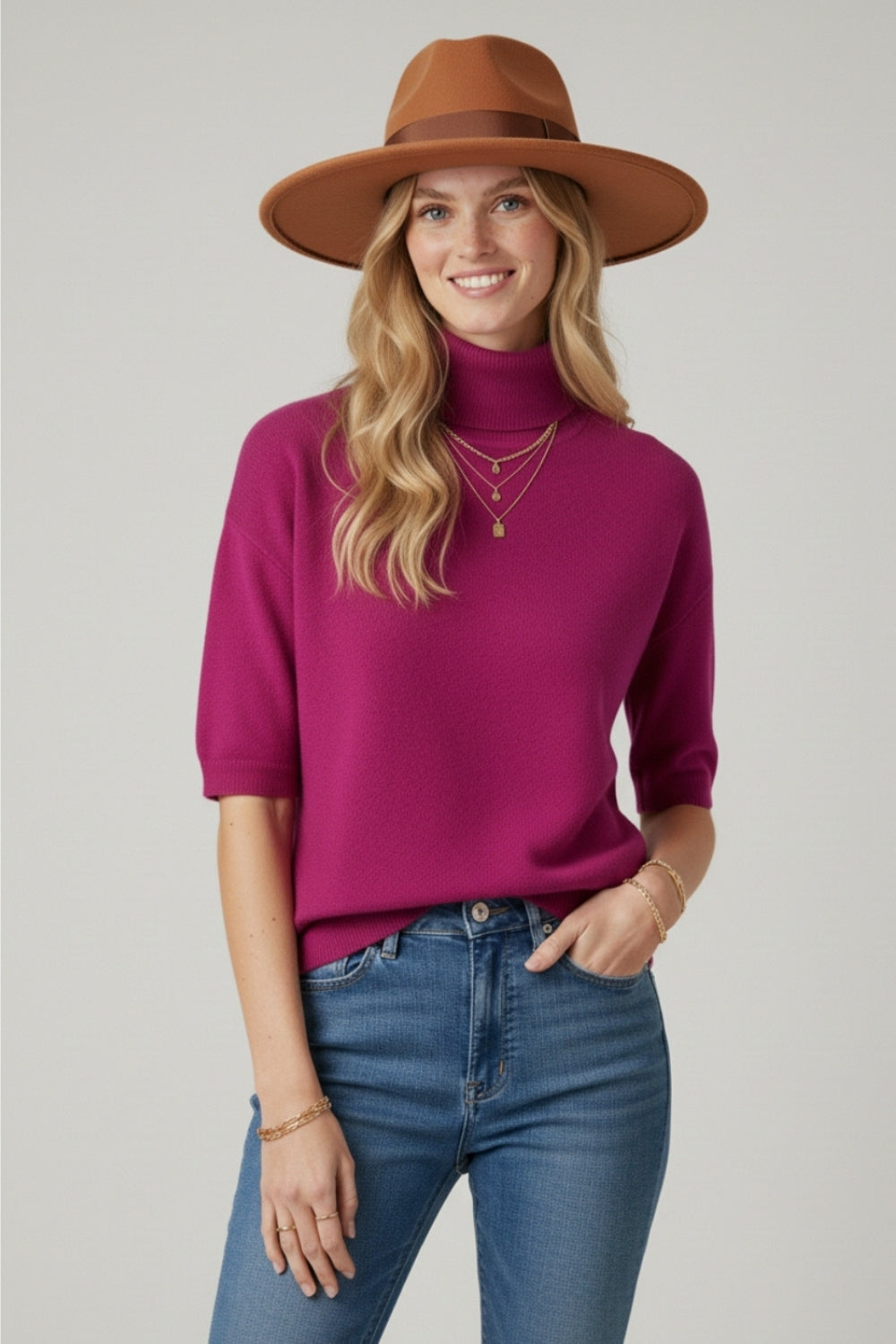 Pull en maille fine fucsia à col montant et manches coudées