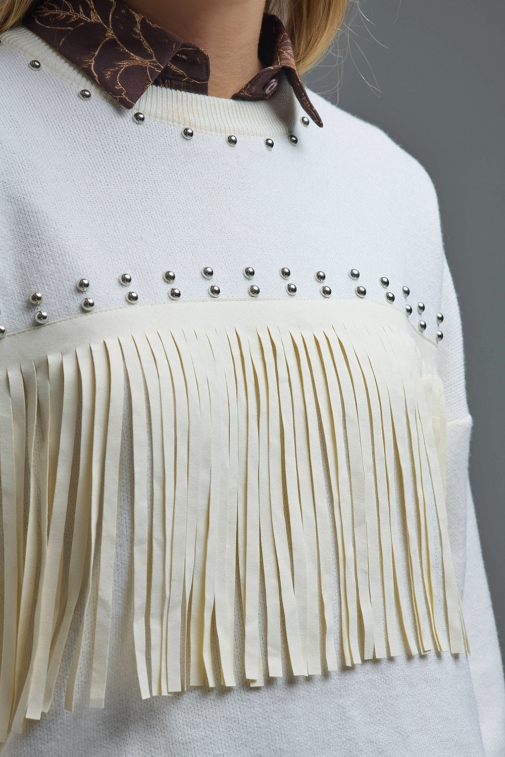 Pull élégant en tricot blanc avec franges
