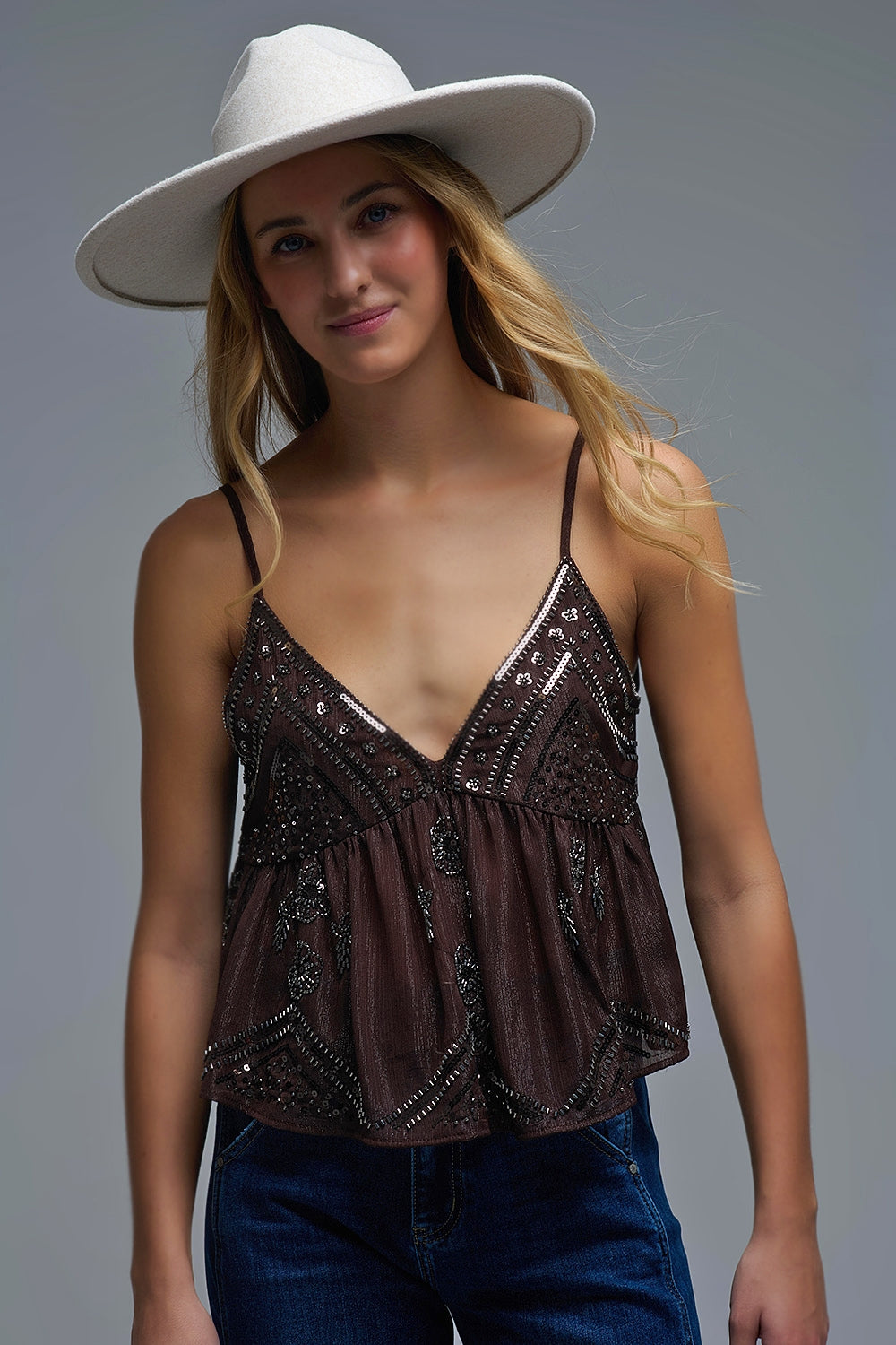 Camisole à paillettes marron avec détails floraux embellis