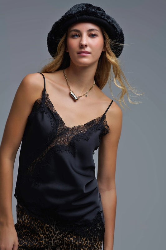 Top asymétrique en satin noir avec design lacé