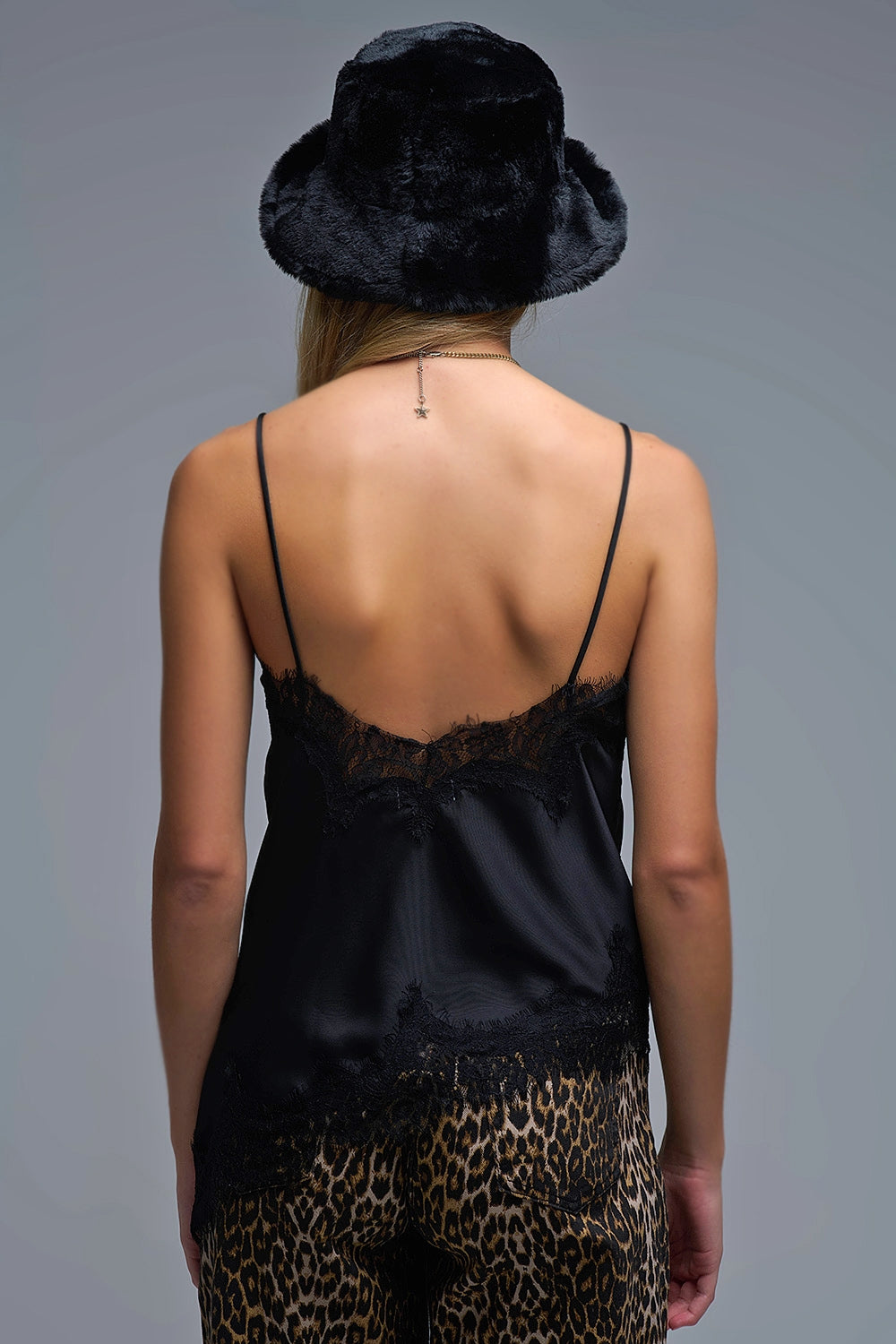 Top asymétrique en satin noir avec design lacé