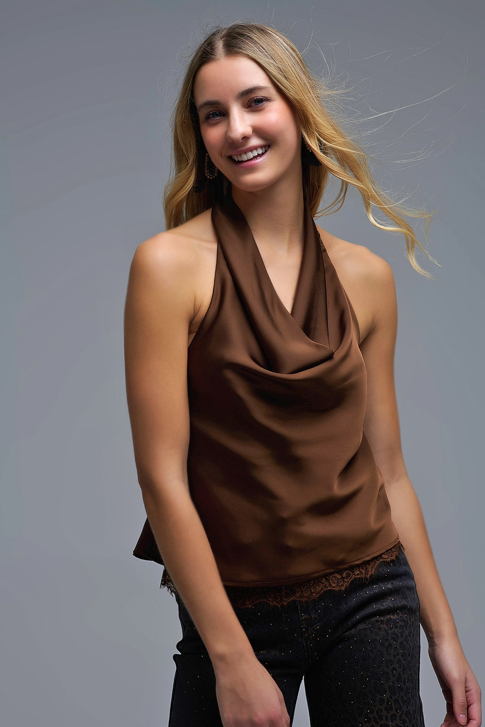 Top dos nu en satin marron avec encolure drapée
