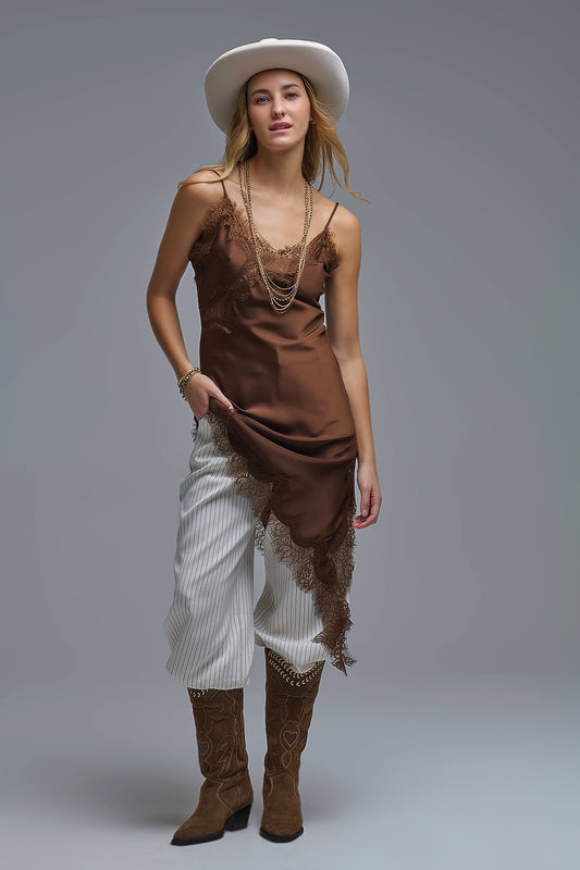 Robe asymétrique en satin et dentelle marron