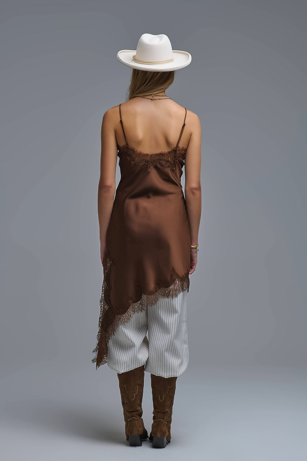 Robe asymétrique en satin et dentelle marron