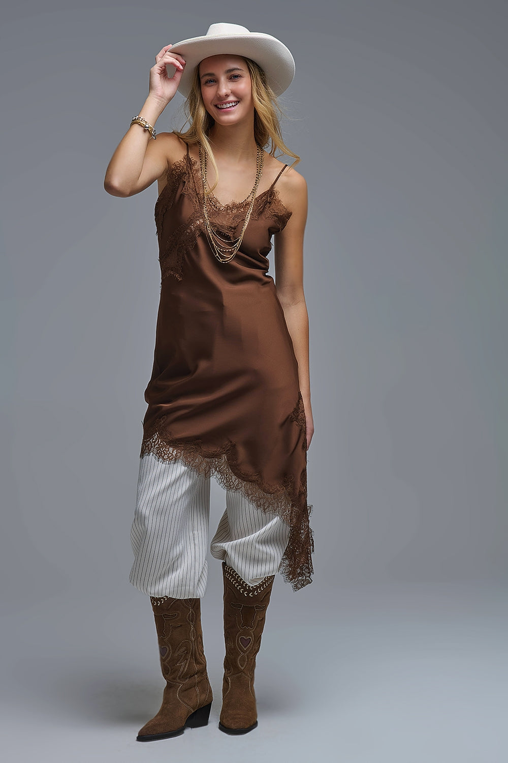 Robe asymétrique en satin et dentelle marron