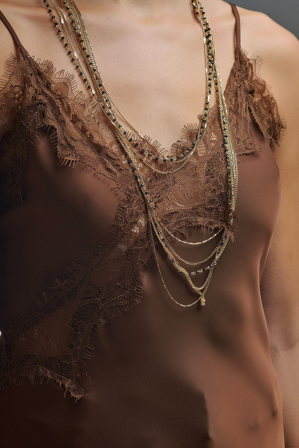 Robe asymétrique en satin et dentelle marron