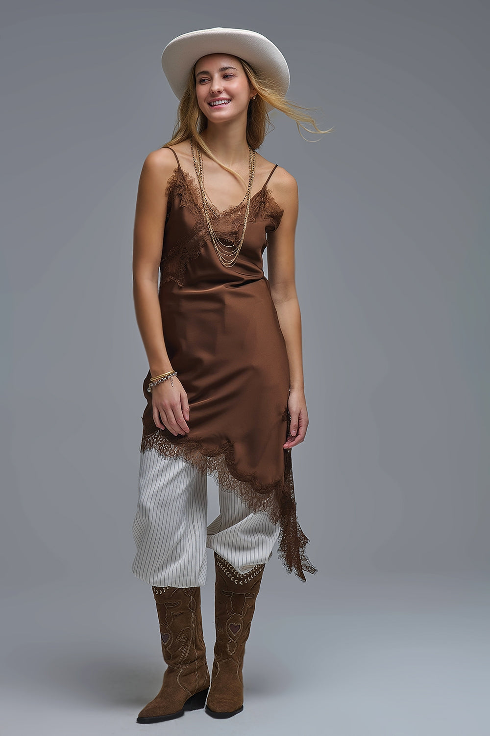 Robe asymétrique en satin et dentelle marron