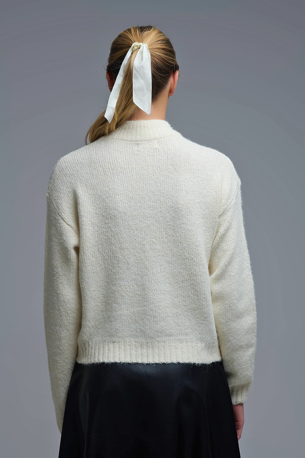 Pull blanc en tricot avec motif abstrait
