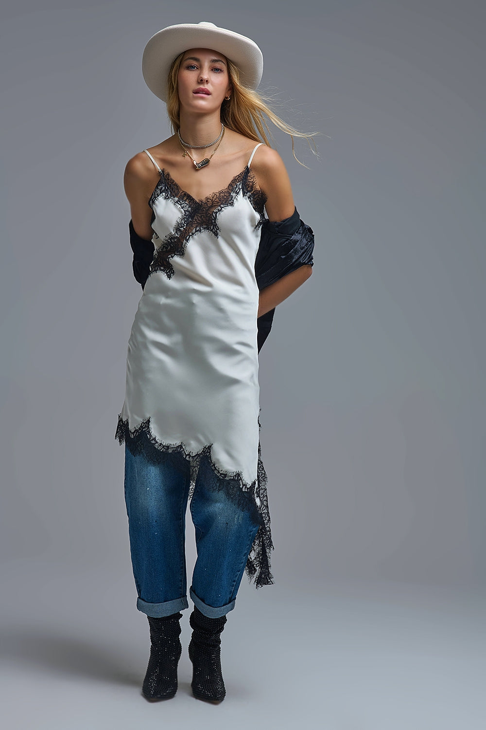 Élégante robe asymétrique en satin blanc et dentelle