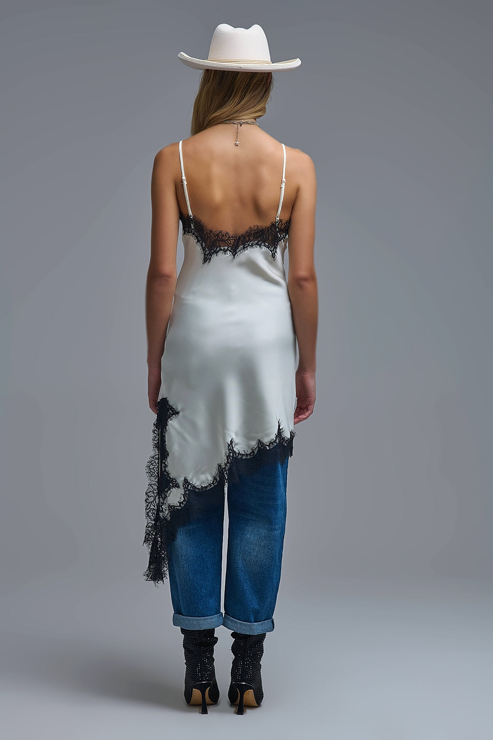 Élégante robe asymétrique en satin blanc et dentelle