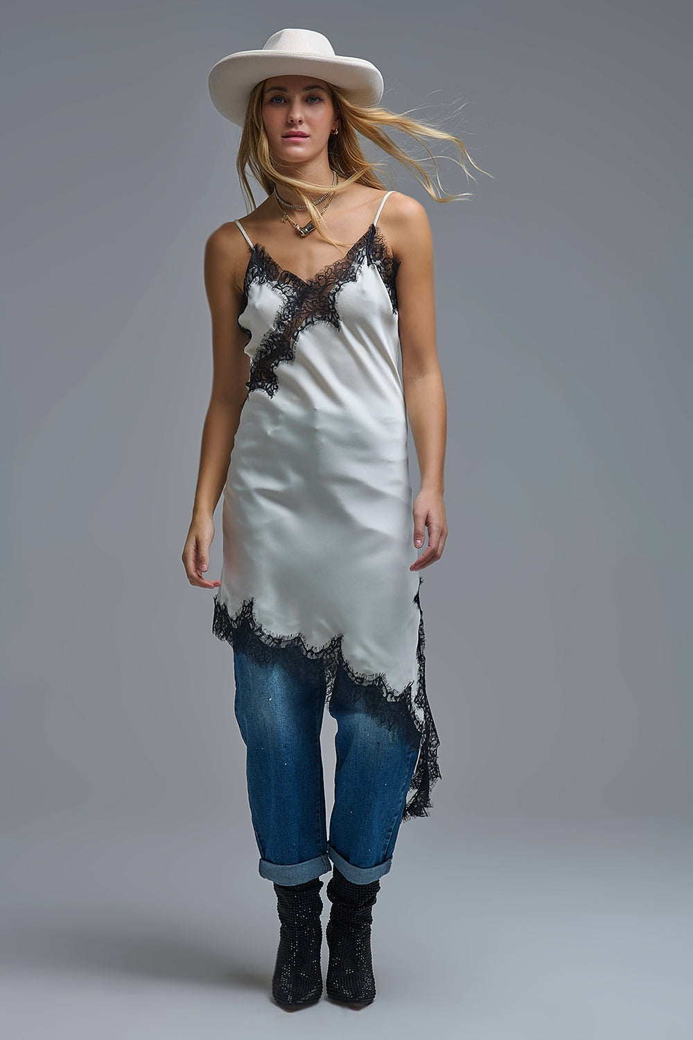 Élégante robe asymétrique en satin blanc et dentelle