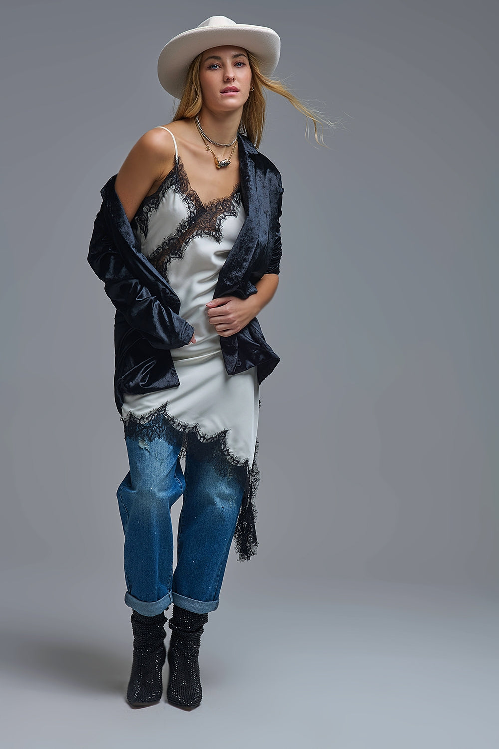 Élégante robe asymétrique en satin blanc et dentelle