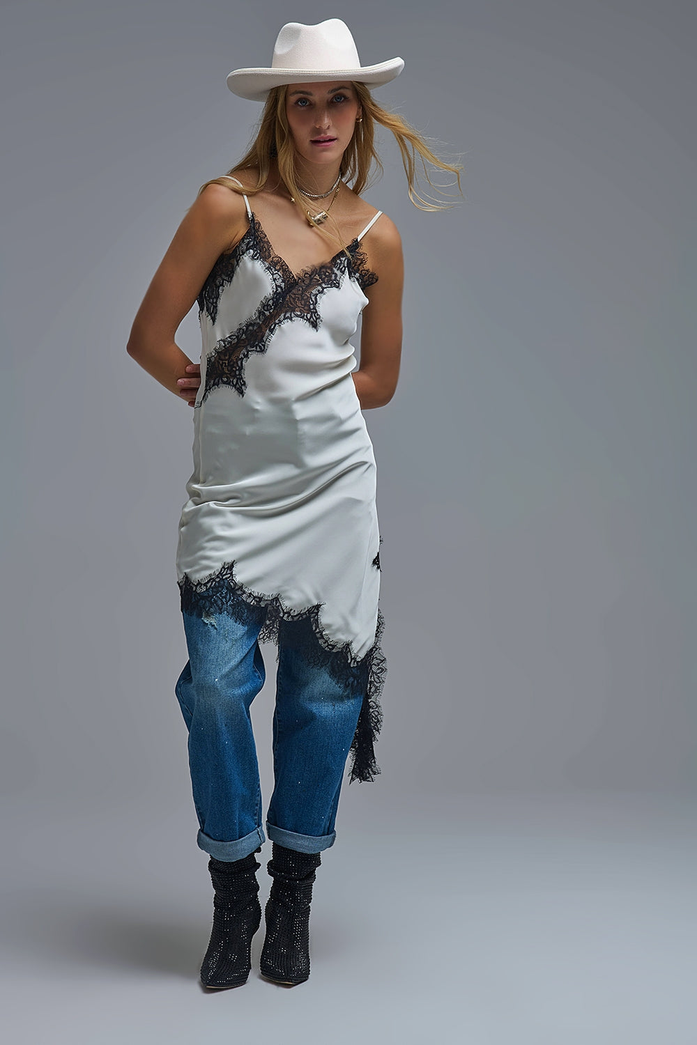 Élégante robe asymétrique en satin blanc et dentelle