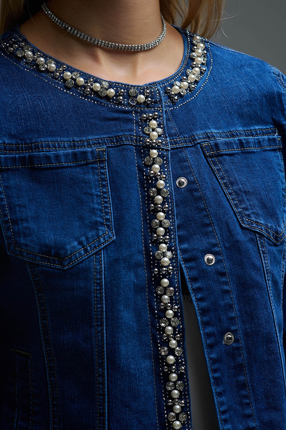 Veste en denim stretch avec ornements en bleu