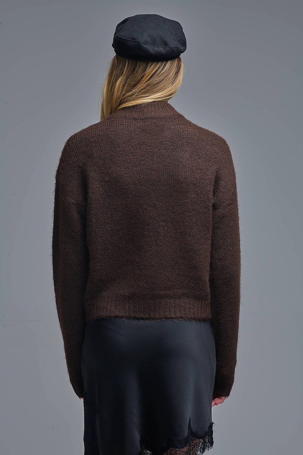 Pull en tricot marron avec motif abstrait