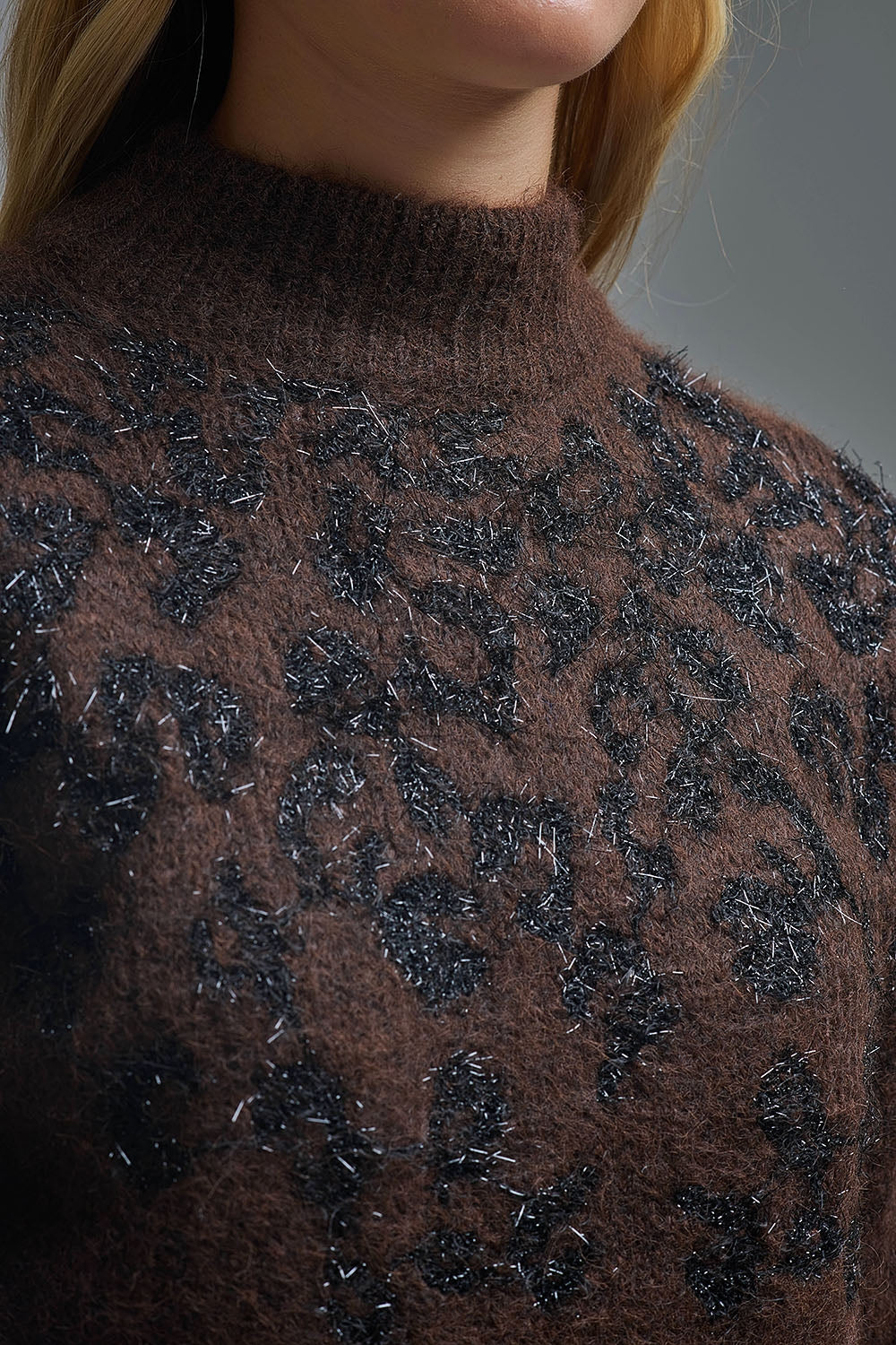 Pull en tricot marron avec motif abstrait