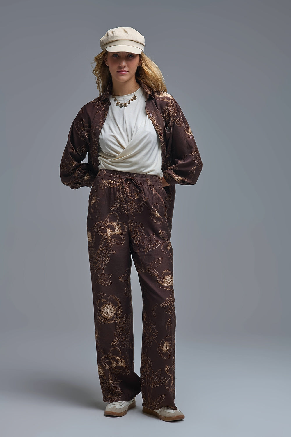 Pantalon léger marron à imprimé floral automnal