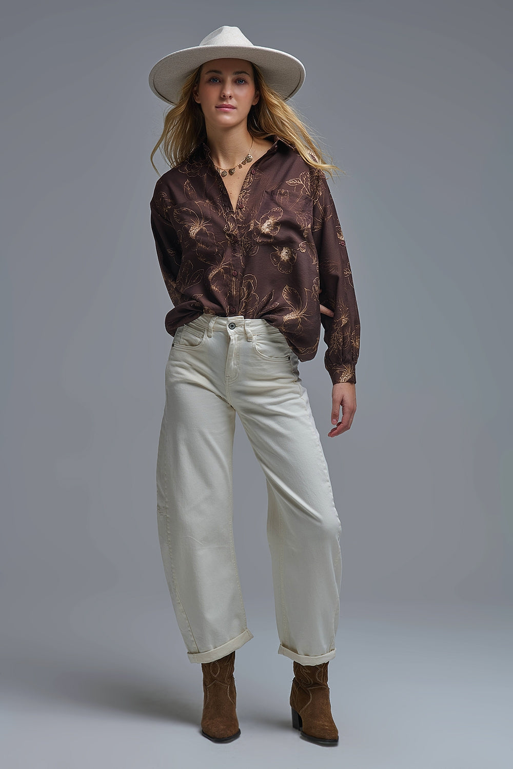 Chemise légère brune à imprimé floral automnal