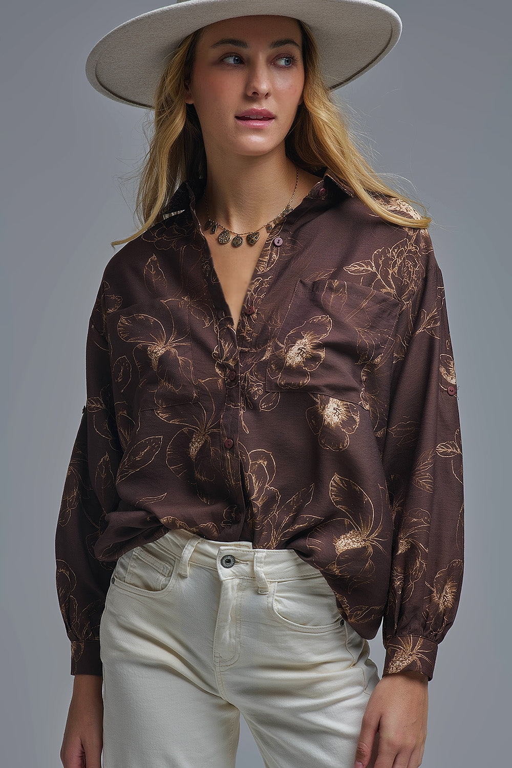 Chemise légère brune à imprimé floral automnal