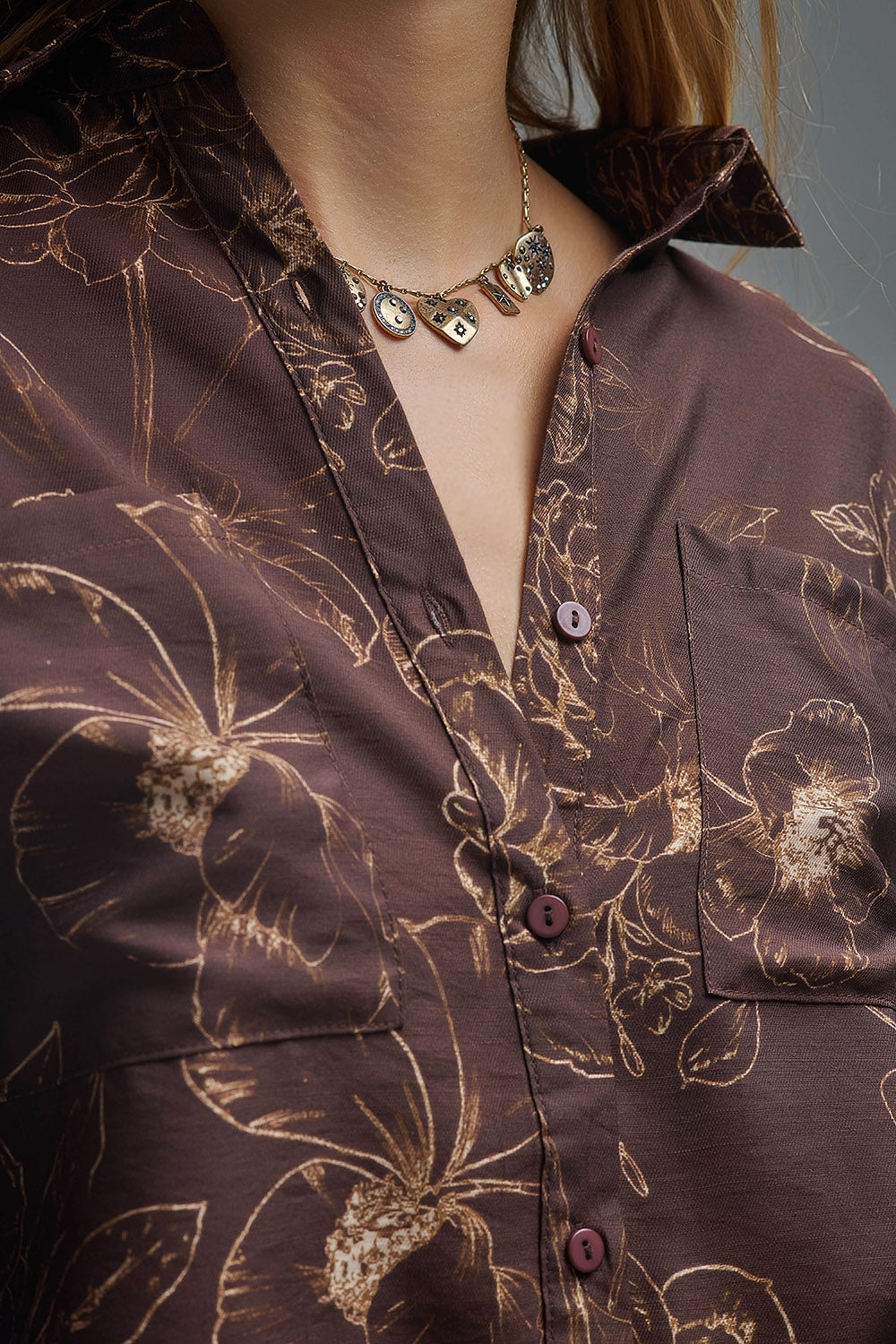 Chemise légère brune à imprimé floral automnal